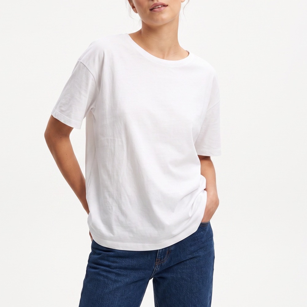 Trendy Queen T-Shirt Women's Medium White Scoop Neck Excellent
